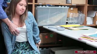 Rapaza morena é pego furtos e o director de castiga-la.El tateia seus peitos pequenos e domina a ela para darlle un bj.A continuación, el bate o seu bichano