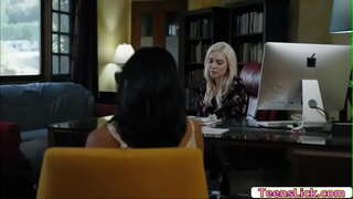 Avi Ljubezen samo pazi Kenzie Taylor uživa njeno muco lizanje