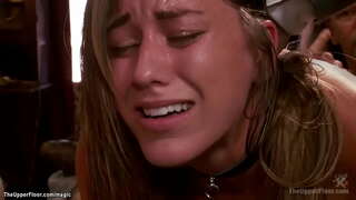 Kötve barna rabszolga fehérnemű Rilynn Rae squating a vibrátor egy botot, rezgő két cafka, akkor a Casey Calvert anális baszva a bdsm buli a Felső Emelet