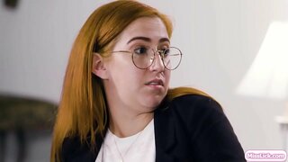 الساخنة شقراء لها مفلس شريك في الجريمة تخطط المقبل الهدف الكبير.فجأة لها ضابط المراقبة يصل التحقيق في شريك حياتها.يتصرفون مثل زوجين وإثبات ذلك الضابط.فإنها تبدأ في تقبيل ولعق كل الآخرين كس.