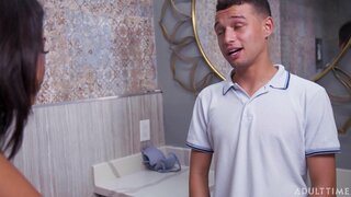 Vienna Nero Preso il Suo Compagno Wacking Fuori con le Sue Mamme Reggiseno!