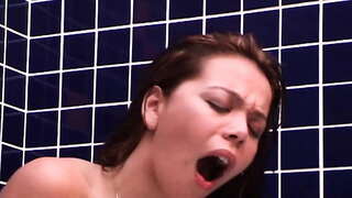 غسل میں, وہ کے لئے کہا پچھواڑے میں ڈک!!!